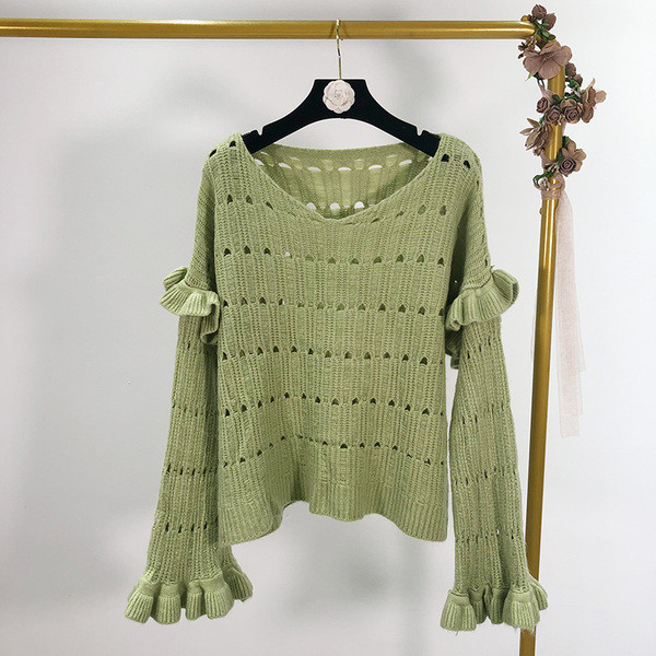 Vékony kötésből készült, széles ujjú női pulóver