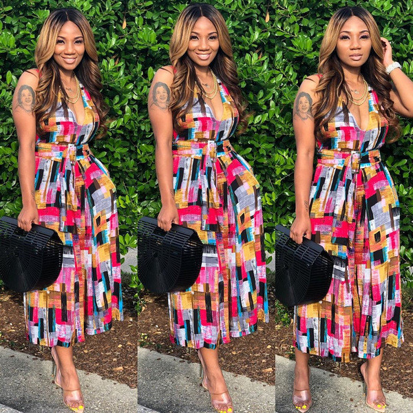 Színes női hosszú overall mély nyakkivágással és széles pántokkal