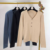 Női pulóver V-nyakkal és gombokkal, három színben