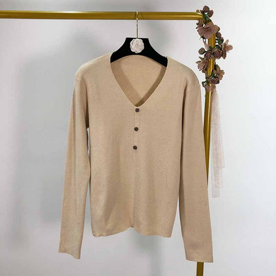 Női pulóver V-nyakkal és gombokkal, három színben