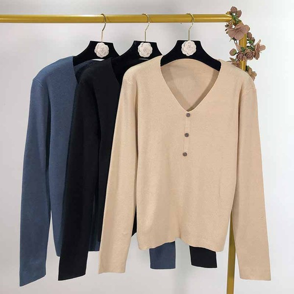 Női pulóver V-nyakkal és gombokkal, három színben