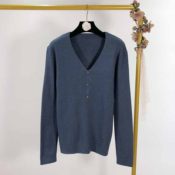 Női pulóver V-nyakkal és gombokkal, három színben