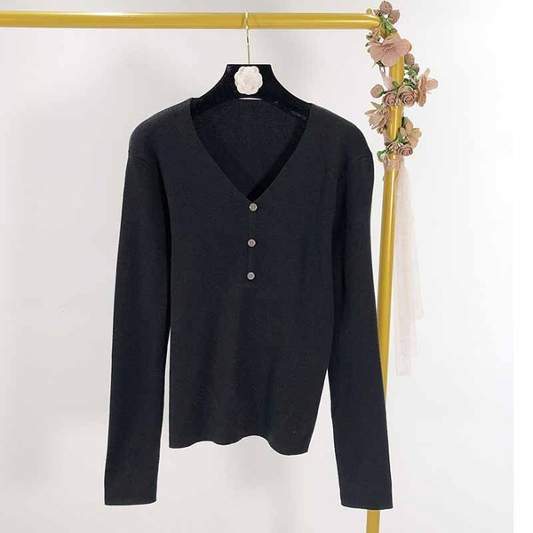 Női pulóver V-nyakkal és gombokkal, három színben