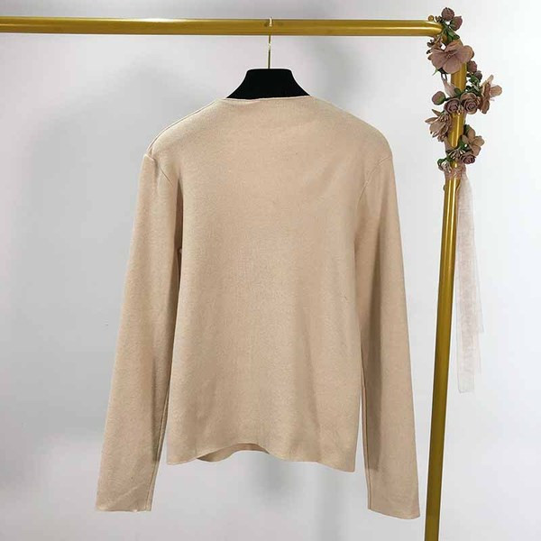 Női pulóver V-nyakkal és gombokkal, három színben