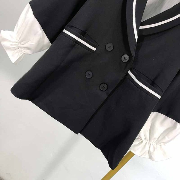 Fekete színű női kabát, ujjain gumival