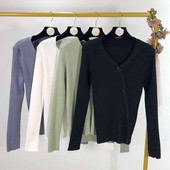 Női hosszú ujjú pulóver és gombok három színben