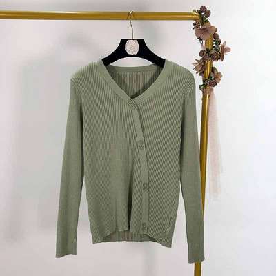 Női hosszú ujjú pulóver és gombok három színben