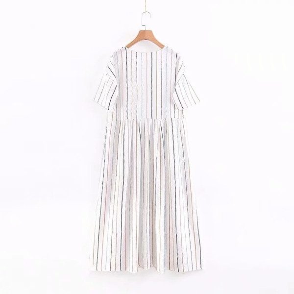 Női csíkos ruha V-nyakkal, fehér színben