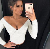 Stílusos női blúz mély nyakkivágással, három színben