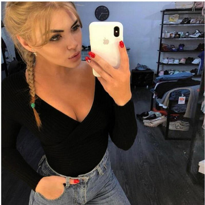 Stílusos női blúz mély nyakkivágással, három színben