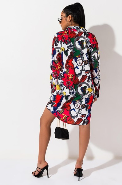 Alkalmi női ruha hosszú ujjal és klasszikus gallérral