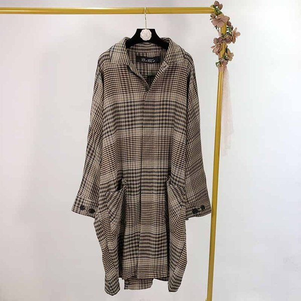 Hosszú kockás kabát zsebekkel