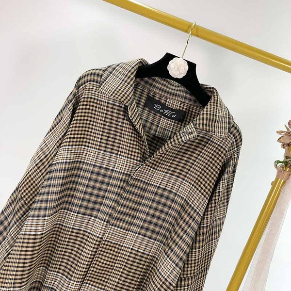 Hosszú kockás kabát zsebekkel