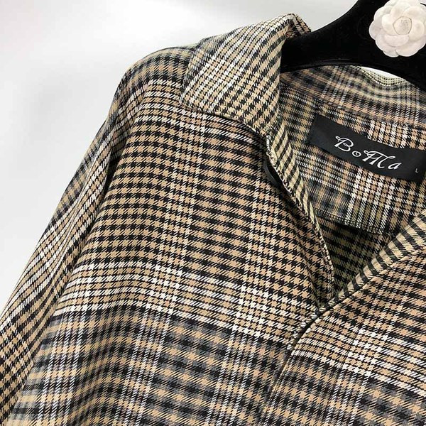 Hosszú kockás kabát zsebekkel