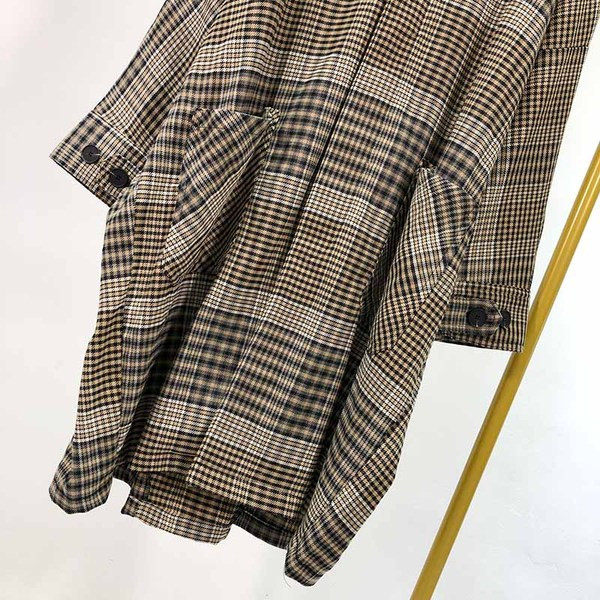 Hosszú kockás kabát zsebekkel