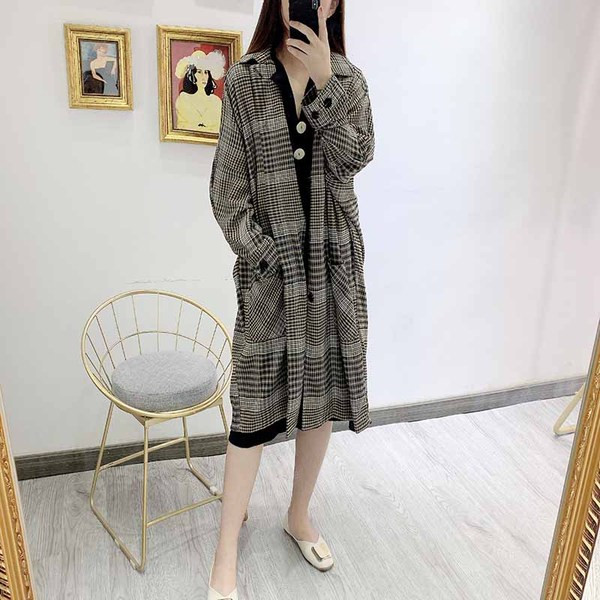 Hosszú kockás kabát zsebekkel