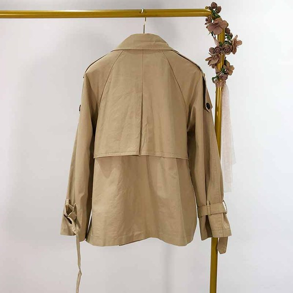 Vékony tavaszi-őszi kabát barna gombokkal