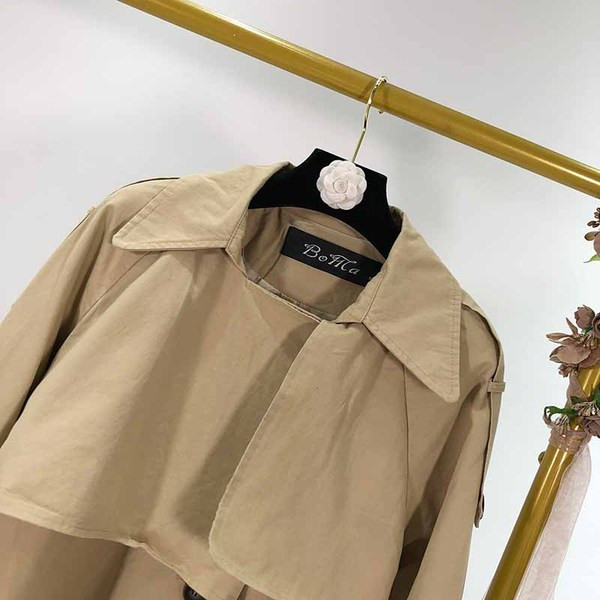 Vékony tavaszi-őszi kabát barna gombokkal