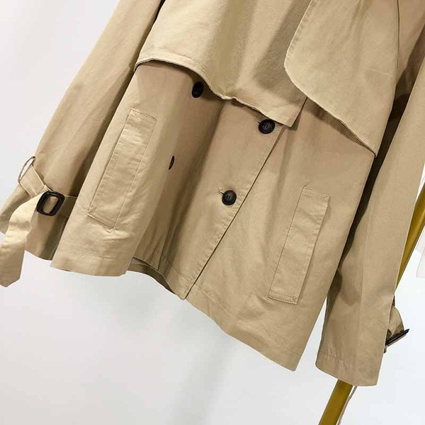 Vékony tavaszi-őszi kabát barna gombokkal