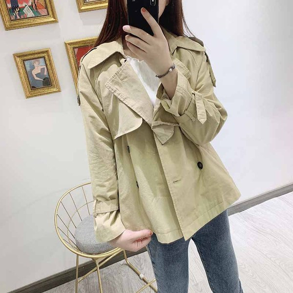 Vékony tavaszi-őszi kabát barna gombokkal