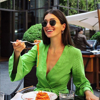 Modern női ruha zöld nyakkendővel