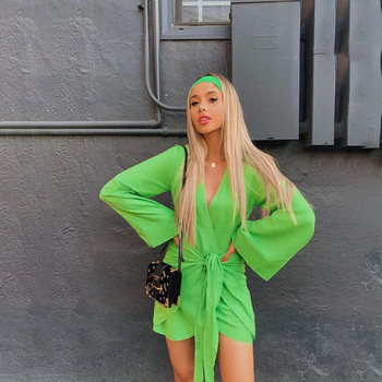 Modern női ruha zöld nyakkendővel