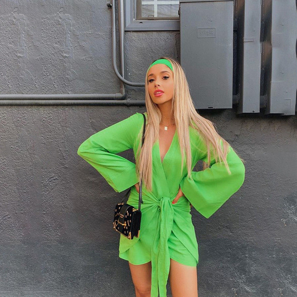 Modern női ruha zöld nyakkendővel