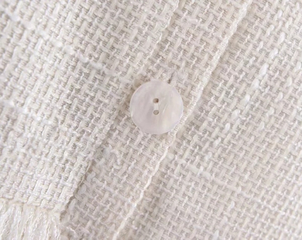 Modern női ruha vékony pántokkal, fehér színben - rövid modell