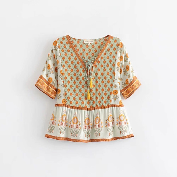 Bluză de damă cu decolteu drept și în V