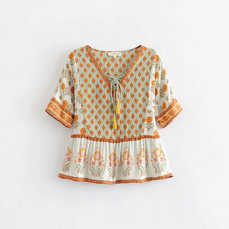 Bluză de damă cu decolteu drept și în V