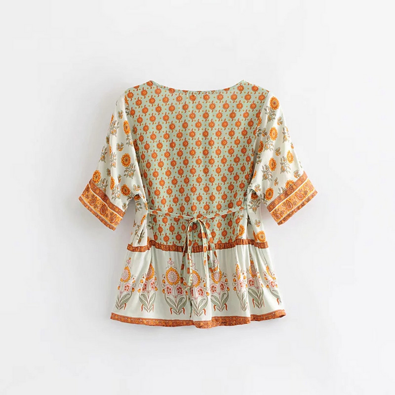 Bluză de damă cu decolteu drept și în V