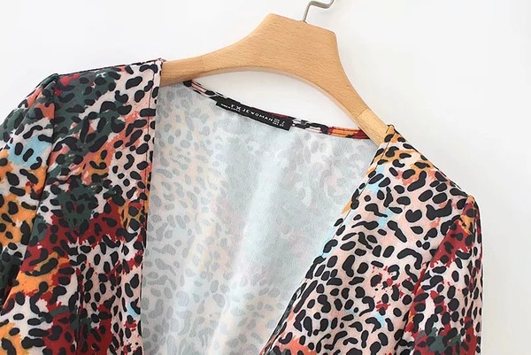 Modern női blúz mély V-nyakkal és mintával