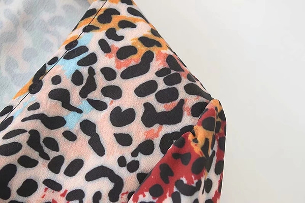 Modern női blúz mély V-nyakkal és mintával