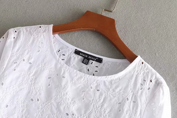 Cămașă modernă de damă cu decolteu O în alb