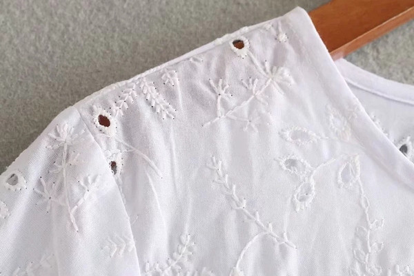 Cămașă modernă de damă cu decolteu O în alb