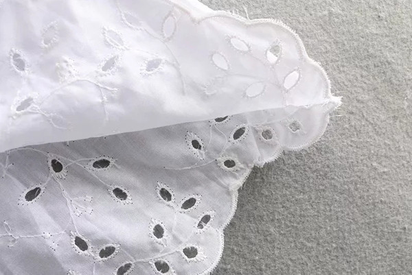 Cămașă modernă de damă cu decolteu O în alb