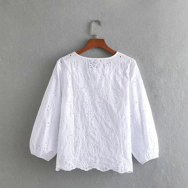 Cămașă modernă de damă cu decolteu O în alb