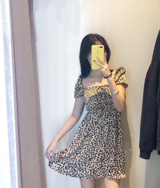 Rochie de dama cu model animal si maneci scurte