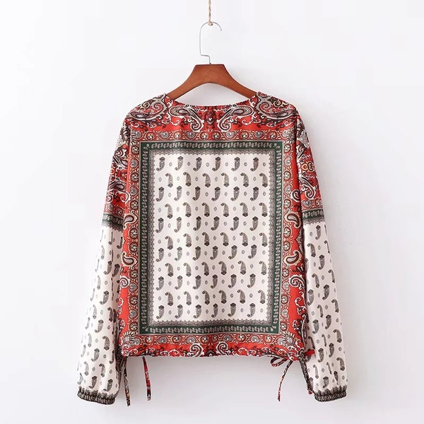 Cămașă modernă de damă cu model colorat și cravate