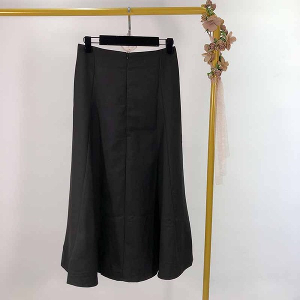 Hosszú női szoknya fekete gombokkal