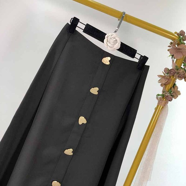 Hosszú női szoknya fekete gombokkal