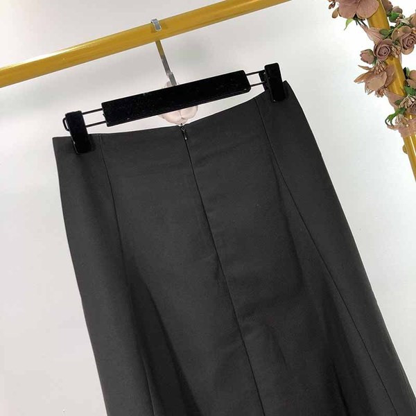 Hosszú női szoknya fekete gombokkal