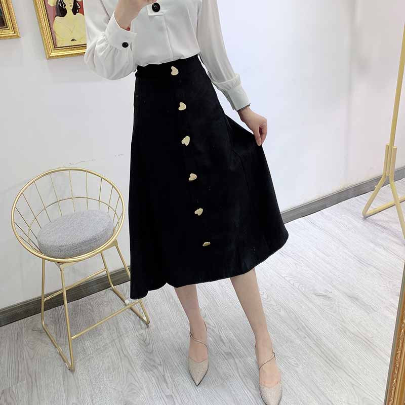 Hosszú női szoknya fekete gombokkal