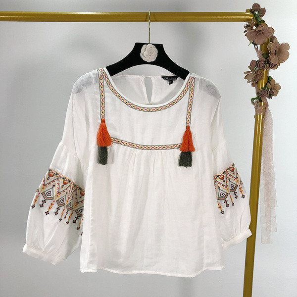 Bluza de dama cu broderie si ciucuri in alb