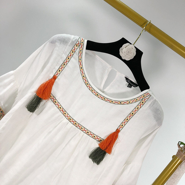 Bluza de dama cu broderie si ciucuri in alb