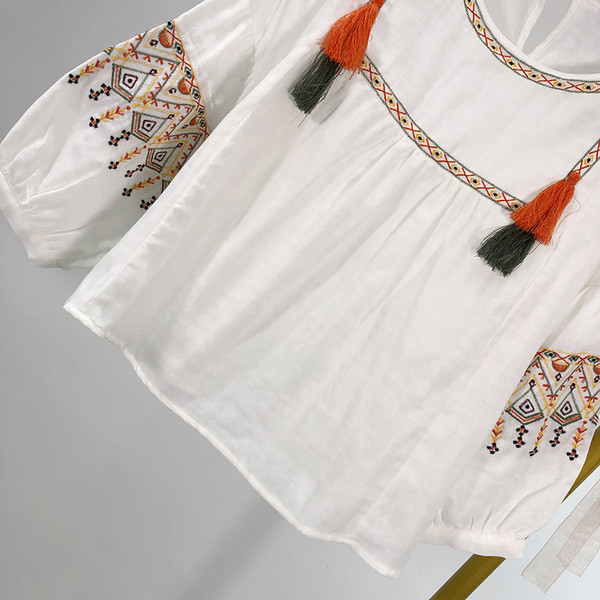 Bluza de dama cu broderie si ciucuri in alb