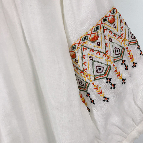 Bluza de dama cu broderie si ciucuri in alb