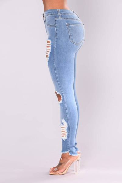 Lezser női hosszú farmernadrág szakadt motívumokkal, kék színben