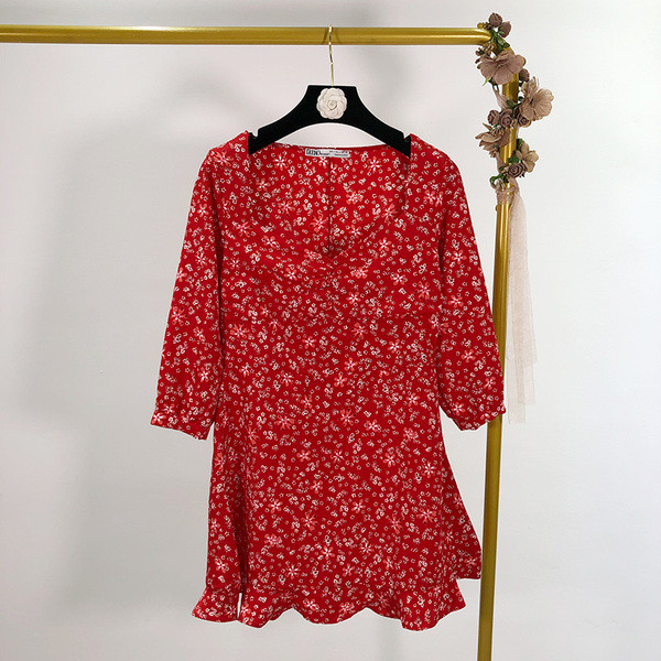 Rövid női ruha ovális nyakkivágással és 7/8-as ujjakkal