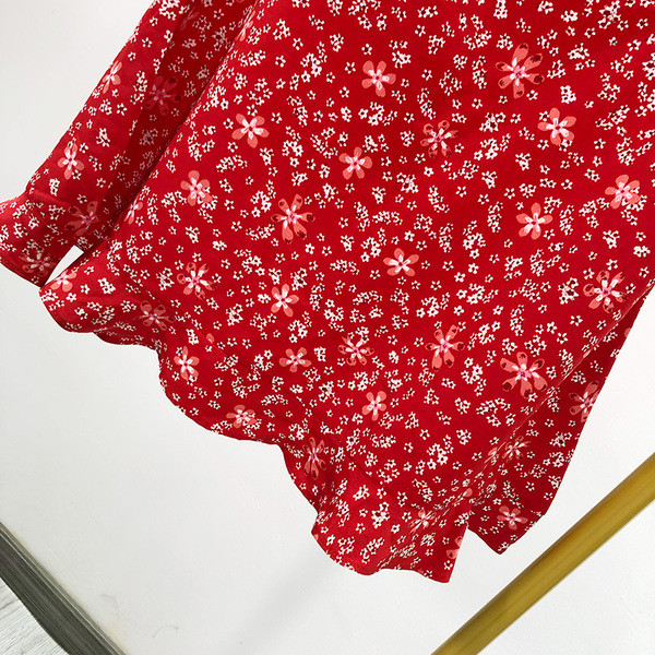 Rövid női ruha ovális nyakkivágással és 7/8-as ujjakkal